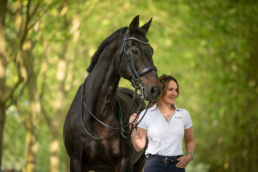 Tanja Funk mit ihrem eigenen Pferd draußen